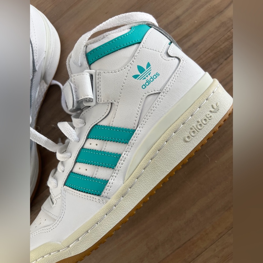 Adidas woman’s Forum mid sneaker in cloud white mid Rush in a 7